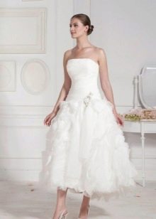 Gaun pengantin Midi dengan ruffles