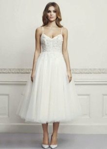 Midi wedding dress na may mga strap