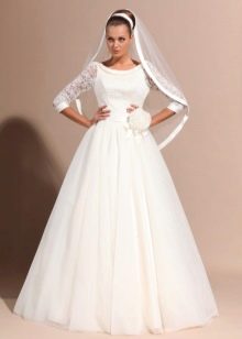 Gaun pengantin dengan lengan renda bengkak