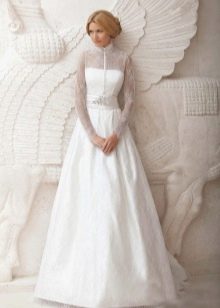 Vestido de novia con mangas de encaje evasé