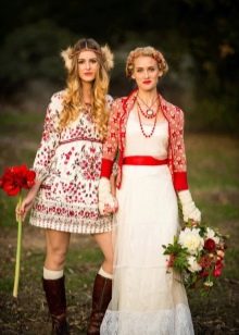 Pakaian perkahwinan digayakan dalam gaya Rusia