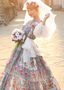 Vestido de noiva colorido em estilo russo