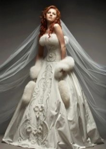 Robe de mariée avec fourrure