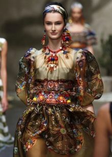 Rochie de mireasa colorata in stil rusesc