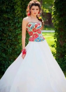 Rusiško stiliaus vestuvinė suknelė su aguonomis