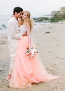 váy cưới màu hồng đào