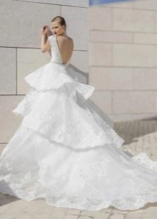 Пищна сватбена рокля с многоетажна пола и шлейф