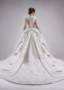 Gaun pengantin yang subur dengan kereta api yang dihias