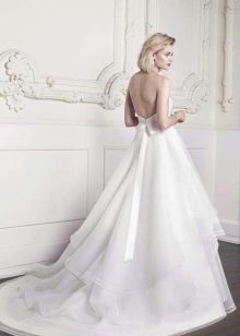 Gaun pengantin A-line bengkak dengan kereta api