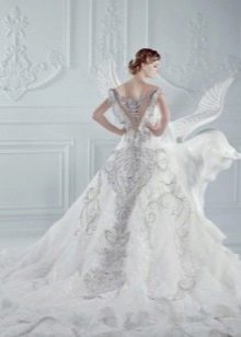 Сватбена рокля с широк шлейф от кристали