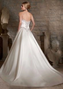 Буйна сватбена рокля, украсена с кристали