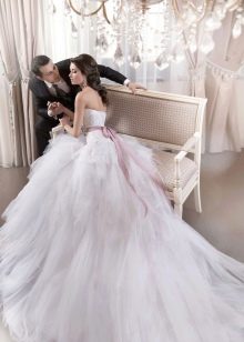 Буйна сватбена рокля с въздушен шлейф