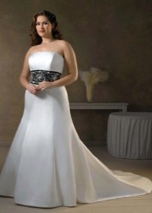 Gaun pengantin dengan kereta api untuk pengantin gemuk