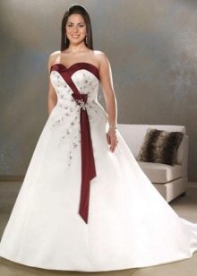 Brautkleid für die Fülle mit roten Elementen
