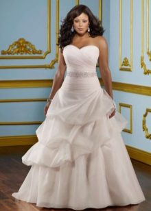 Balta kāzu kleita brunetēm ar lieko svaru