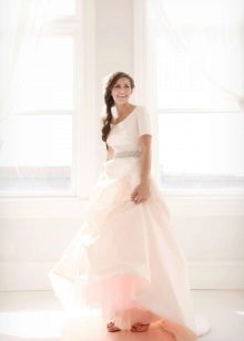 Dramblio kaulo spalvos uždara vestuvinė suknelė