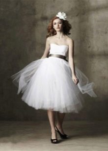 Trumpa vestuvinė suknelė su pūstu sijonu