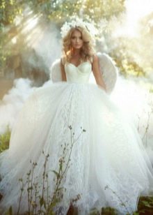 فستان زفاف من الدانتيل