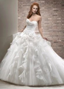 Bujna suknia ślubna z pionowymi marszczeniami