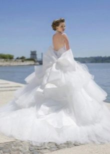 Vestido de novia exuberante con falda en cascada y cola