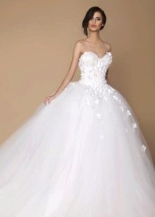 Gaun pengantin yang gebu dengan potongan hati