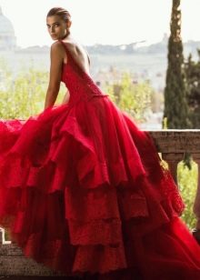 Gaun pengantin oleh Alessandro Angelozzi merah