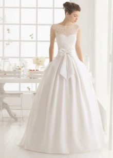 Svadobné šaty s nízkym pásom