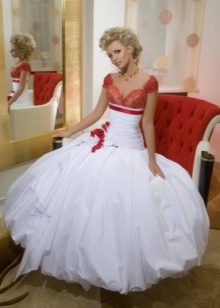 Gaun pengantin dengan korset merah