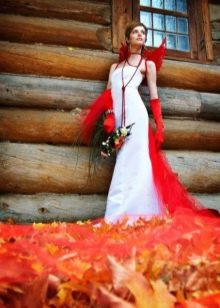 Encaixe vermelho nas costas em um vestido de noiva