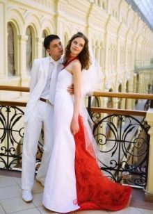 Raudonas elementas vestuvinės suknelės nugaroje
