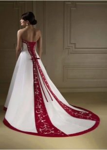 Suknia ślubna z czerwonymi pionowymi wstawkami