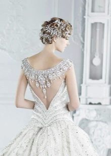 Gaun pengantin tanpa belakang ilusi dengan hiasan