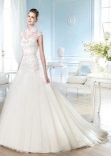 Gaun pengantin dengan bahagian atas tertutup dengan kerawang yang besar