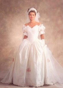 Brautkleid im 80er Jahre Stil
