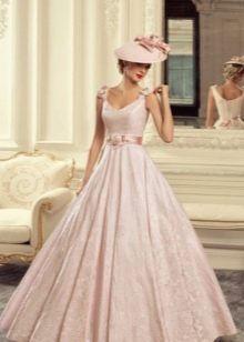 60-ųjų stiliaus vestuvinė suknelė