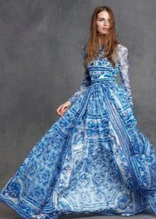 Βραδινό φόρεμα από την Dolce & Gabbana με σχέδιο gzhel