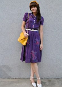Violeta kleita ar dzeltenu