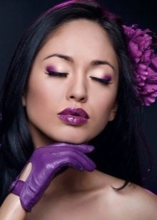 Maquillage avec fard à paupières violet