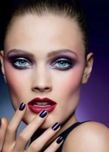 Makeup na may purple eyeshadow at red lipstick
