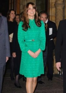 Keita Midltone pieticīgā smaragda kleitā
