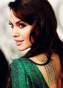 Angelina Jolie ve smaragdových šatech