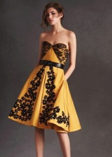 Gele jurk met kant avond