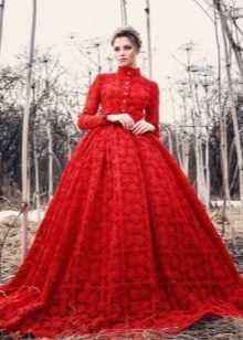 Червена пищна вечерна рокля от гипюр