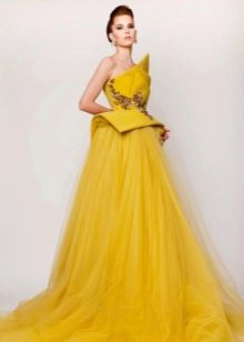 Üppiges Abendkleid gelb aus Chiffon