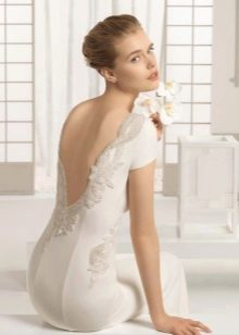 Gaun pengantin satin dengan punggung terbuka