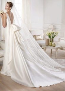 Vestido de novia de raso con cola