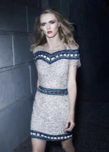 Bílé večerní šaty s modrým lemováním