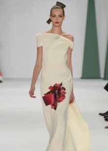 Bílé šaty s červeným květem od Carolina Herera