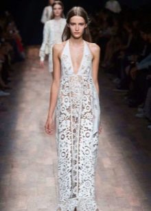Gaun renda putih oleh Valentino