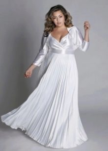Bílé večerní šaty pro baculaté plisované